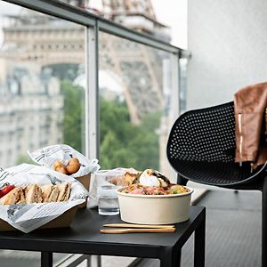 Deluxe Twin Room high floor Sofa Balcony Eiffel Tower View